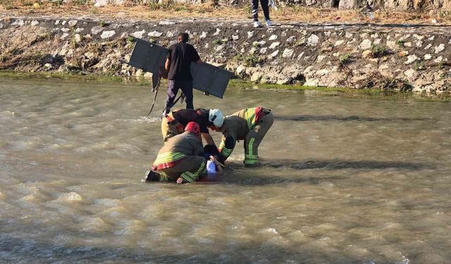 Öz çekim yaparken köprüden düşen genç kız yaralandı