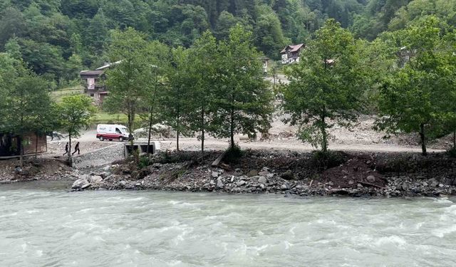 Rize'de aranan kayıp şahıs ölü bulundu, arama çalışmasına katılan ekibin botu devrildi, 1 personel hayatını kaybetti