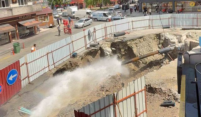 Rize'de tarihi köprünün restorasyon çalışması sırasında su borusu patladı