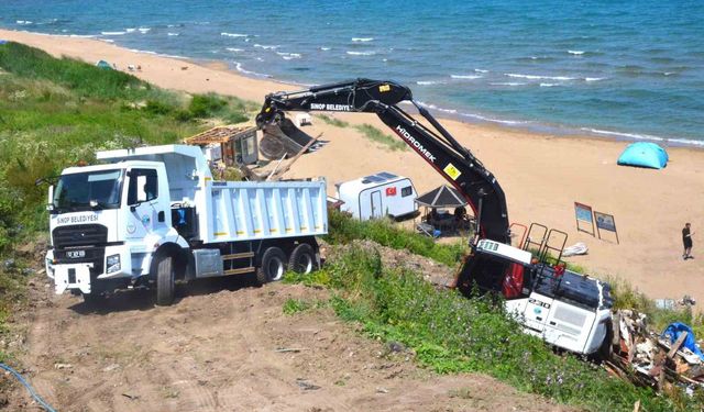 Sinop'ta sahildeki kaçak yapılara yıkım operasyonu