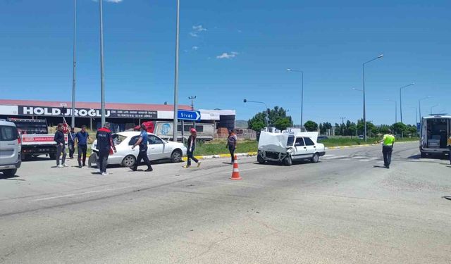 Sivas'ta iki otomobil çarpıştı: 2 yaralı
