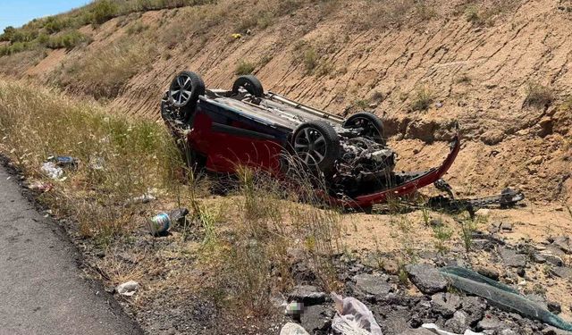 Takla atan otomobildeki 2 kişi yaralandı