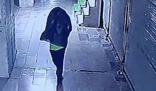 Tanınmamak için başına çöp poşeti geçirip yangın çıkaran şahıs kameralara yakalandı