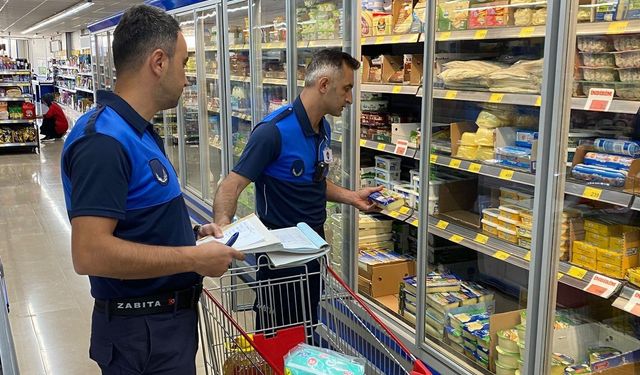 Tosya'da zabıta ekipleri maketleri denetledi