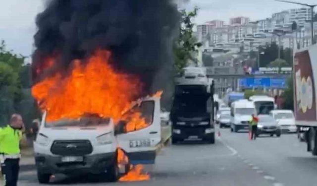 Trabzon'da seyir halindeki dolmuş minibüsü alevlere teslim oldu