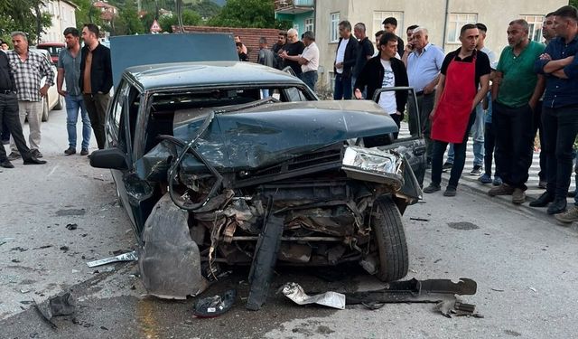 Yozgat'ta freni patlayan otomobil iki araca çarptı: 6 yaralı
