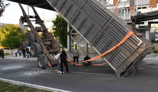 Yozgat'ta tırın dorsesi üst geçide takıldı