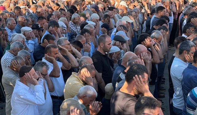 Almanya'dan memleketlerine giderken kazada ölen 3 kişi son yolculuğuna uğurlandı