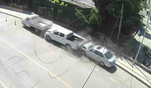 Amasya'da otomobilin park halindeki araçlara çarptığı kaza kamerada