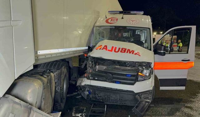 Ambulans ile tır çarpıştı: 6 yaralı