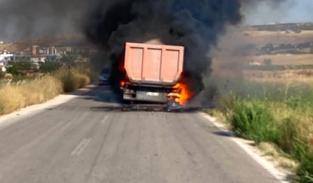 Ankara'da seyir halindeki tır alev aldı