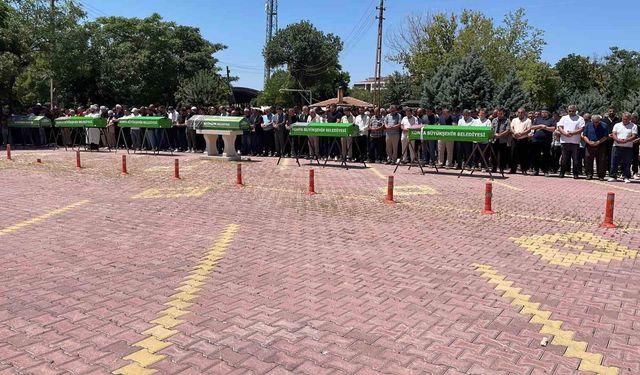 Antalya'daki feci kazada hayatını kaybeden aile son yolculuğuna uğurlandı