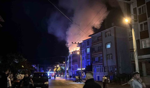 Bolu'da apartmanda çıkan yangında alevler geceyi aydınlattı: Patlama sesleri paniğe neden oldu
