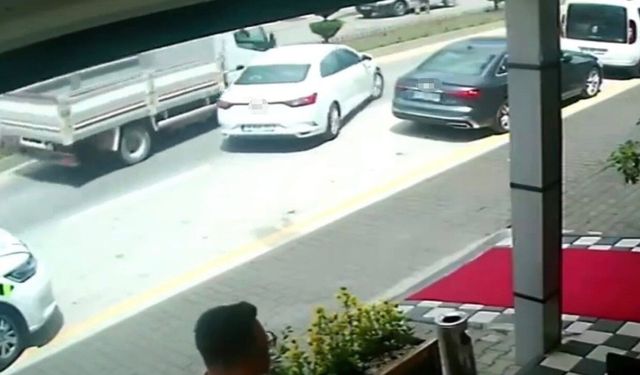 Bolu'da park yerinden çıkan otomobile kamyon çarptı