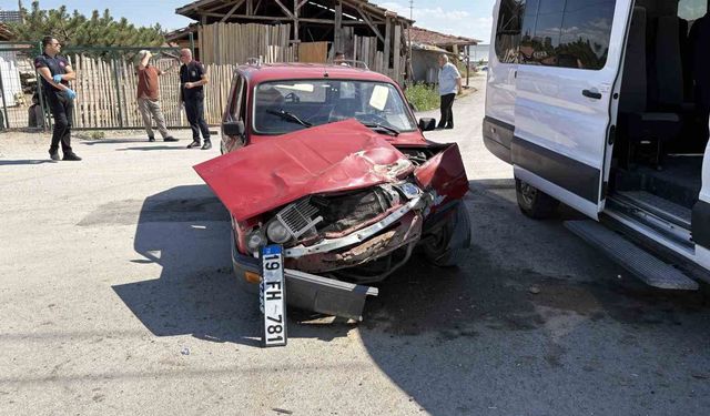 Çorum'da minibüs ile otomobil çarpıştı: 2 yaralı