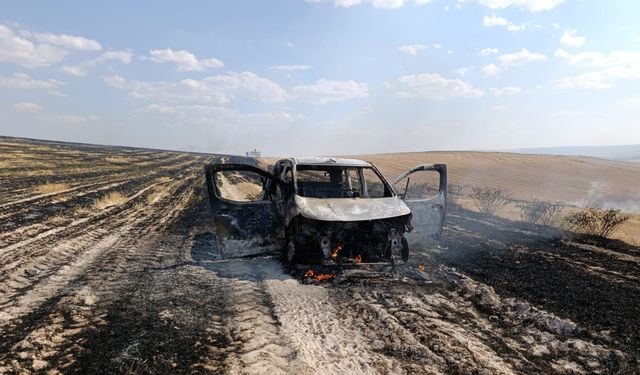 Çorum'da örtü yangınının sıçradığı hafif ticari araç küle döndü