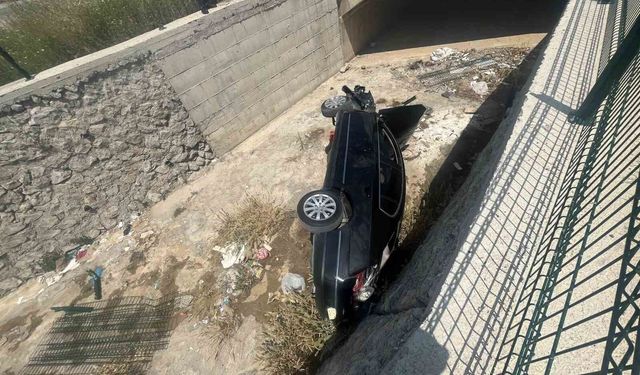 Çorum'da otomobil dereye uçtu: 2 yaralı