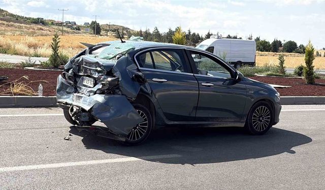 Çorum'da tır ile çarpışan otomobil kullanılmaz hale geldi