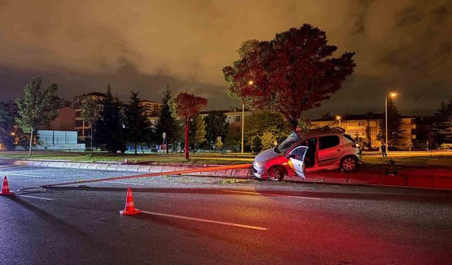 Direksiyon hakimiyetini kaybeden alkollü sürücü aydınlatma direğini devirdi