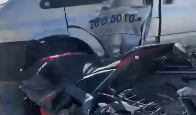 Dolmuşa yandan çarpan motosikletin sürücüsü yaralandı