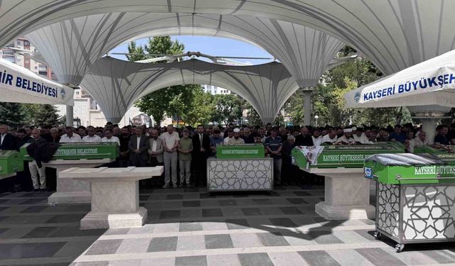 Düğün konvoyundaki kazada hayatını kaybeden genç kadın toprağa verildi