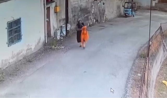 Elektrik direğindeki yatak örtüsünü alıp gitti