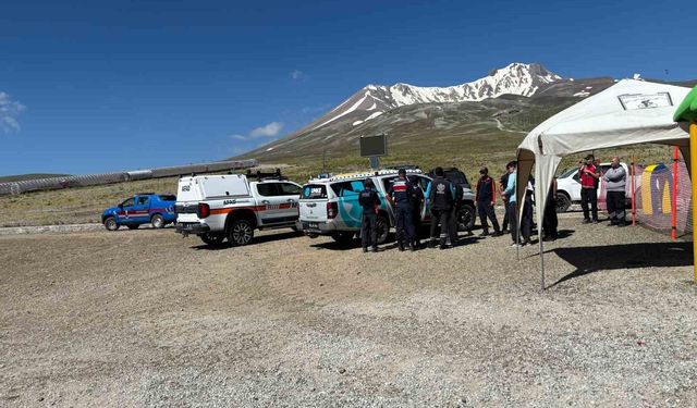 Erciyes'te rahatsızlanarak mahsur kalan 3 kişi kurtarıldı