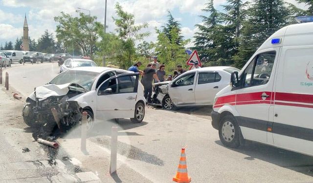 Eskişehir'de kafa kafaya çarpışan araçlar hurdaya döndü