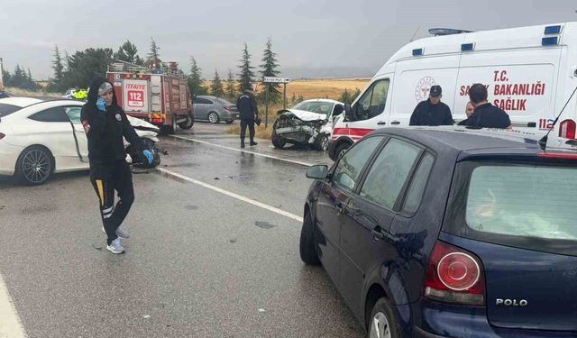 Eskişehir'de yağmur sonrası 3 aracın karıştığı trafik kazası, 2'si ağır 6 yaralı