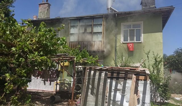 Evde yangın çıktı, kilitli kalan 5 çocuk kurtarıldı