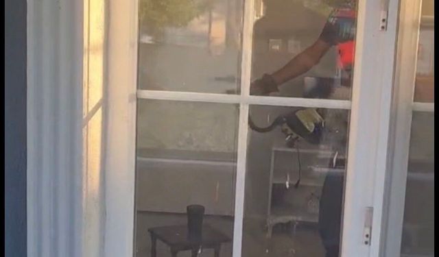 Eve giren yılanı itfaiye ekipleri çıkarttı