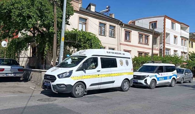 Göğsünden bıçaklanan genç yaralandı