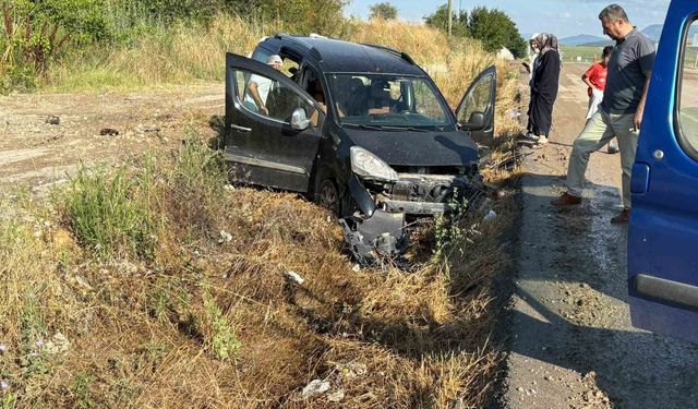 Hafif ticari araç takla attı: 2'si çocuk 5 yaralı