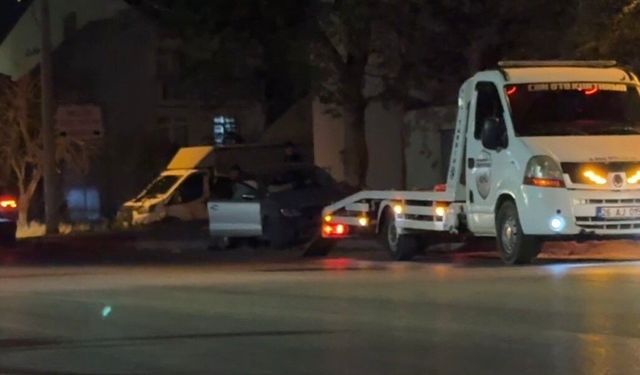 Kadın sürücü gaz ile frenin yerini karıştırdı, otomobil kaldırıma çıkıp ağaca çarptı