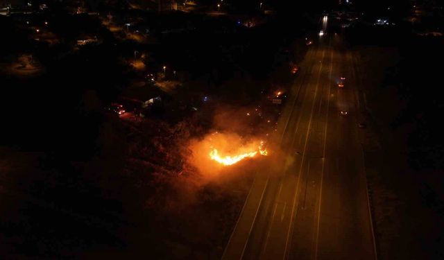Kara yolu kenarındaki yangın evlere ulaşmadan söndürüldü