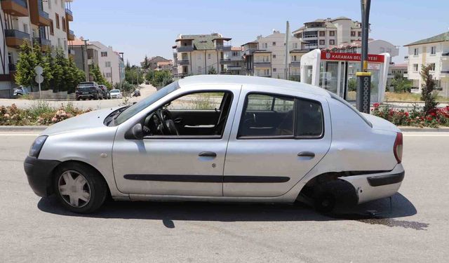 Karaman'da dubaya çarpan otomobilin tekeri ile egzozu koptu: Kaza anı kamerada