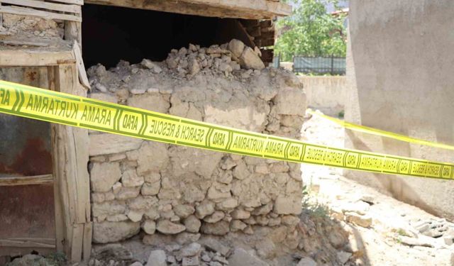Karaman'da duvarı yıkılan metruk ev için önlem alındı