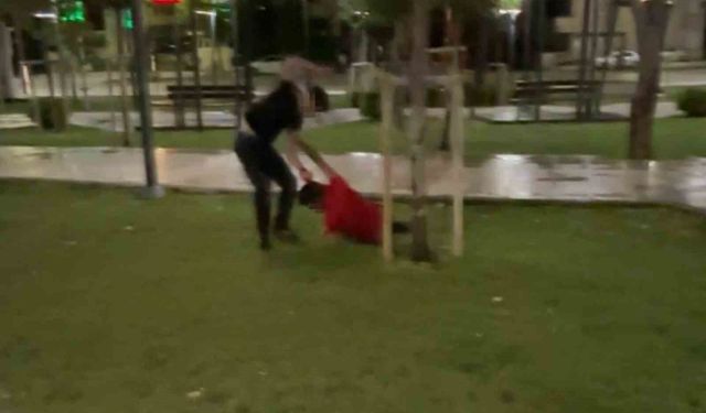 Kavga ettiği arkadaşını defalarca yumrukladı: O anlar kamerada