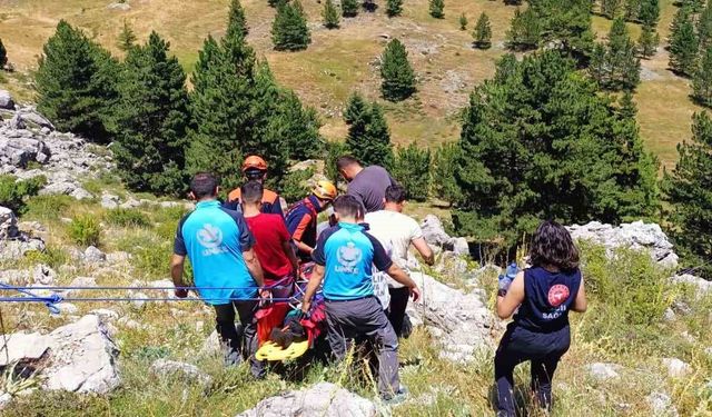 Kayalıklardan düşen şahıs ambulans helikopterle hastaneye sevk edildi