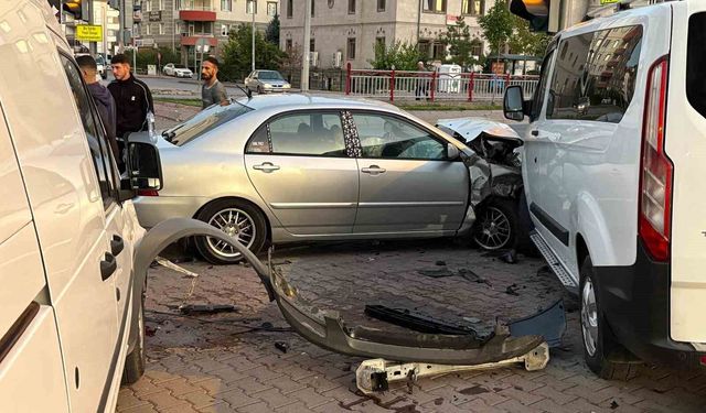 Kayseri'de otomobil park halindeki 2 araca çarptı