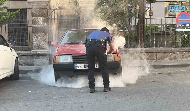 Kayseri'de park halindeki otomobilde yangın