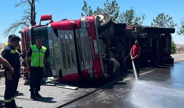 Kırıkkale'de tır devrildi: 1 yaralı