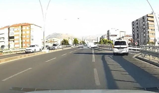Kontrolden çıkan araç bariyerlere çarptı: Kaza anı kamerada