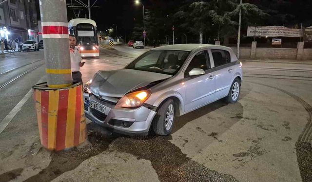 Kontrolden çıkan otomobil tramvay hattının direğine çarptı: 1 yaralı