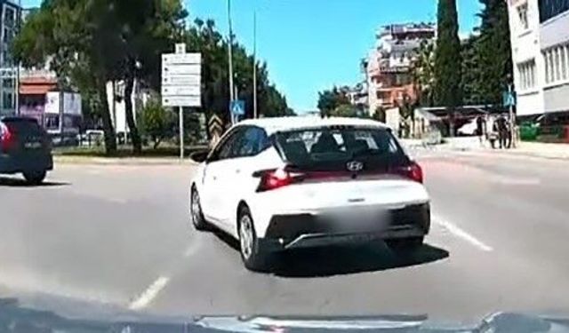 Kontrolsüz şerit değiştiren sürücü kazaya davetiye çıkardı