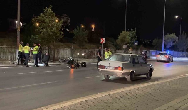 Kontrolü kaybolan motosikletli polis direğe çarptı: 1 yaralı