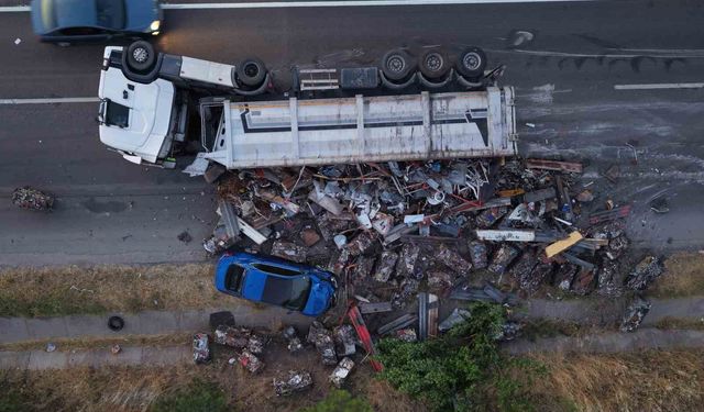 Metal yüklü tır yola devrildi: Karı-koca faciadan son anda kurtuldu