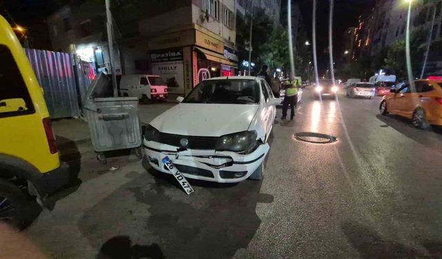 Minibüs sürücüsü para sayarken önündeki araca çarptı: 1'i çocuk 2 yaralı