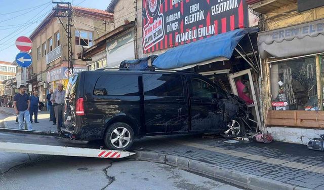 Önce park halindeki araçları biçti, sonra iş yerine daldı