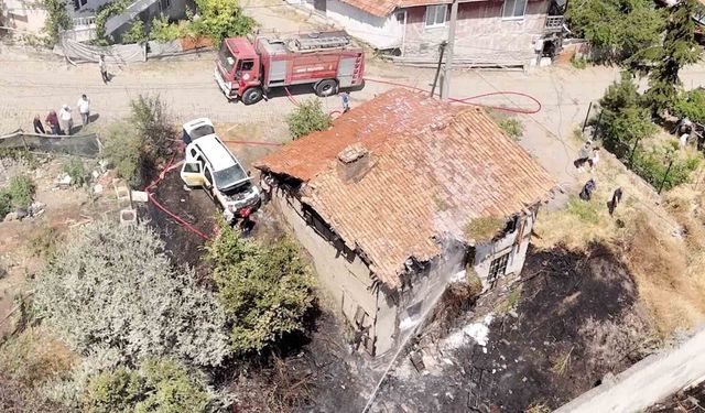Ot yangınının sıçradığı ahşap ev ve aracı küle dönmekten itfaiye ekipleri kurtardı